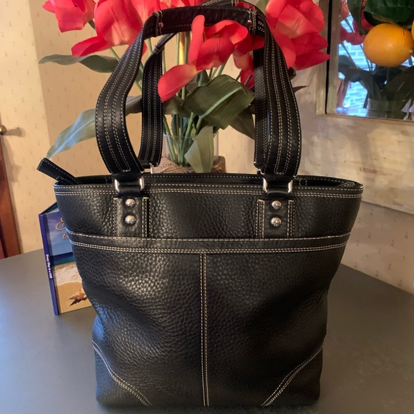 COACH, Handbag BLACK PEBBLE LEATHER, large pocket on front and back. Zip closure - Picture 4 of 8